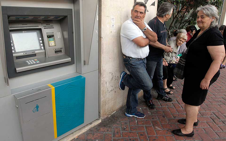 Banks to charge other lenders’ clients up to 3 euros per ATM withdrawal