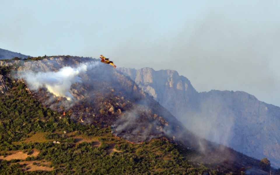 Fire still going on Evia, as nightfall halts battle