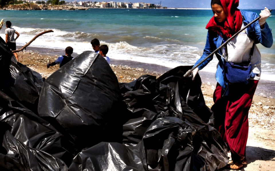 Migrant volunteers clean up beach in Corinth