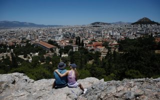 Foreign visitors express mixed opinions over Greek election
