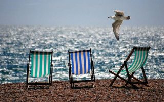 Half of Greeks unable to take a week’s vacation