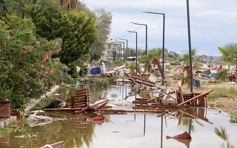 Large areas of Halkidiki without power after deadly storms