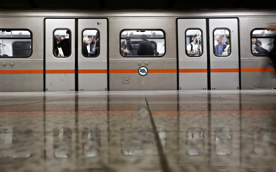Athens metro suspended between Acropolis and Syntagma due to suspect bag