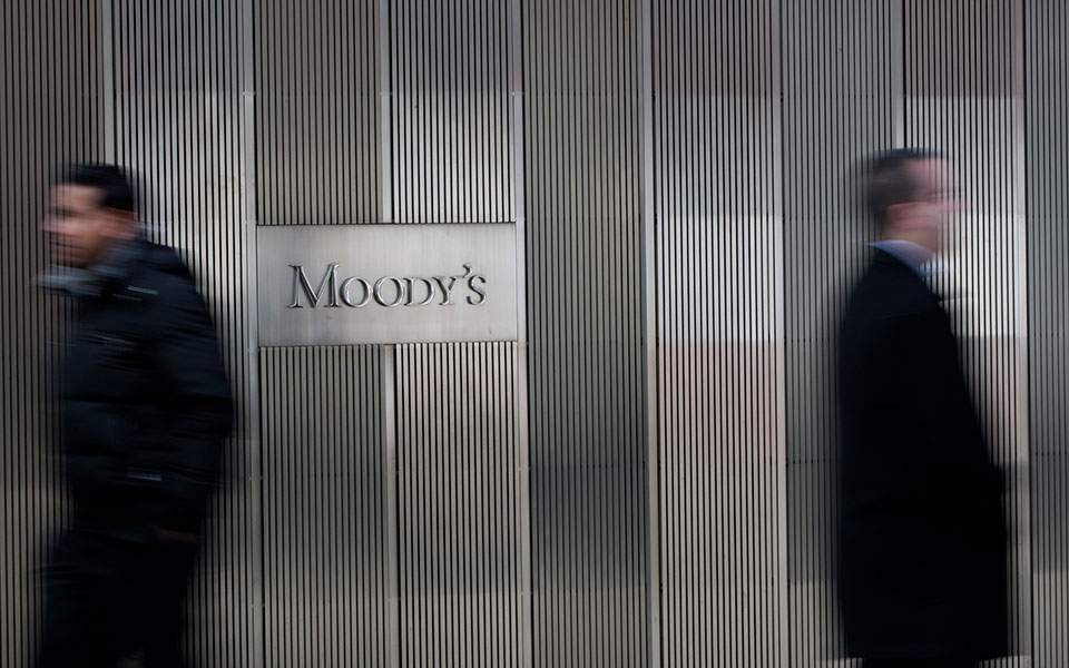Moody’s ups Greek banks’ deposit rating outlook to positive