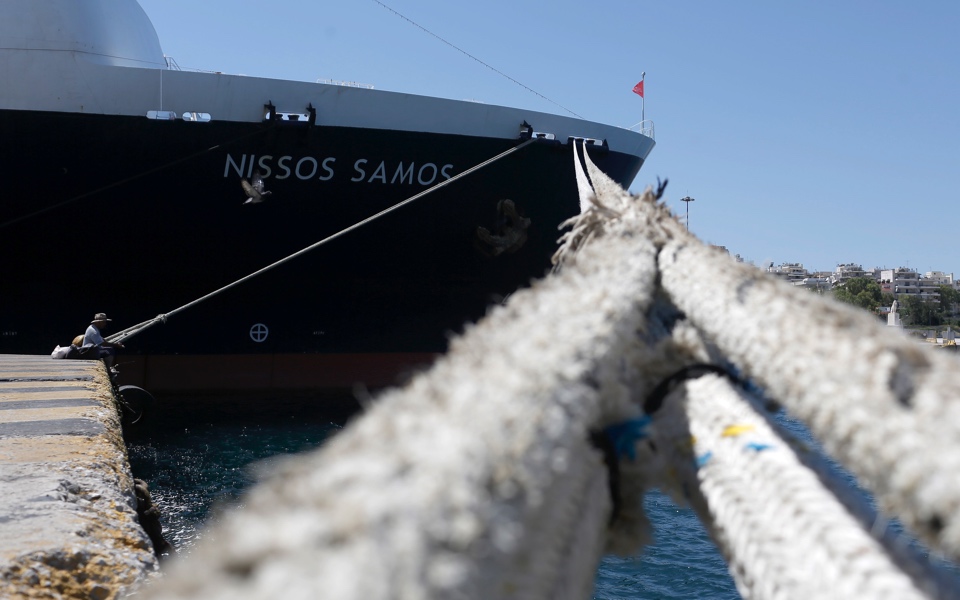 Greek ferries tied up in port in 24-hour seamen’s strike