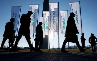 Prosecutor calls for 22 of 54 defendants in Siemens trial not to face bribery charges