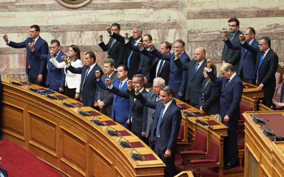 New Greek lawmakers sworn in