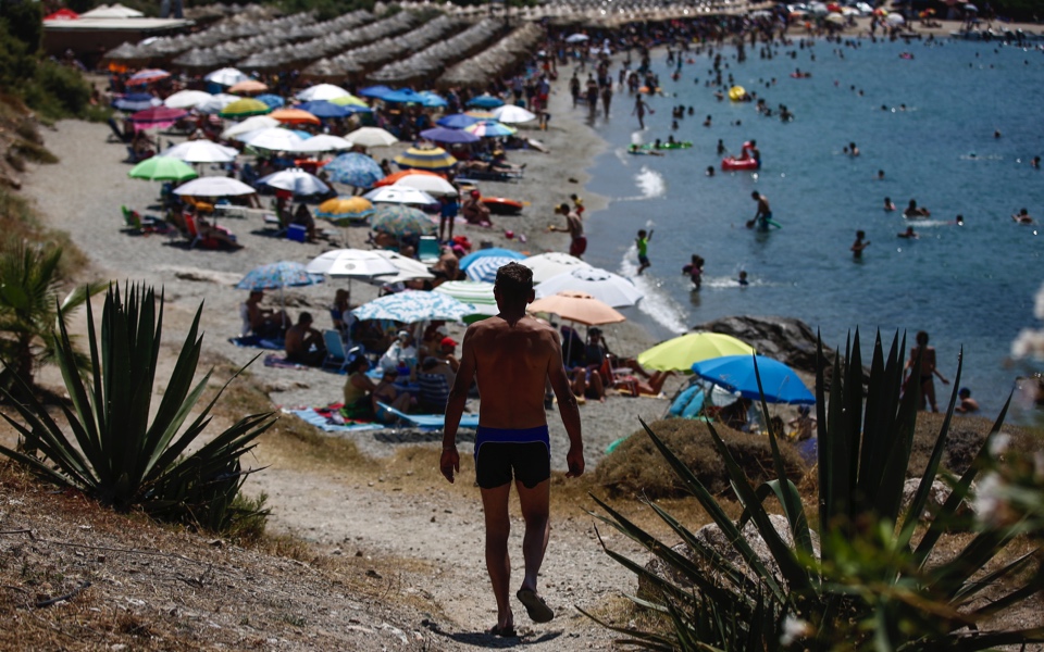 Heat draws Greeks to the beach on election day