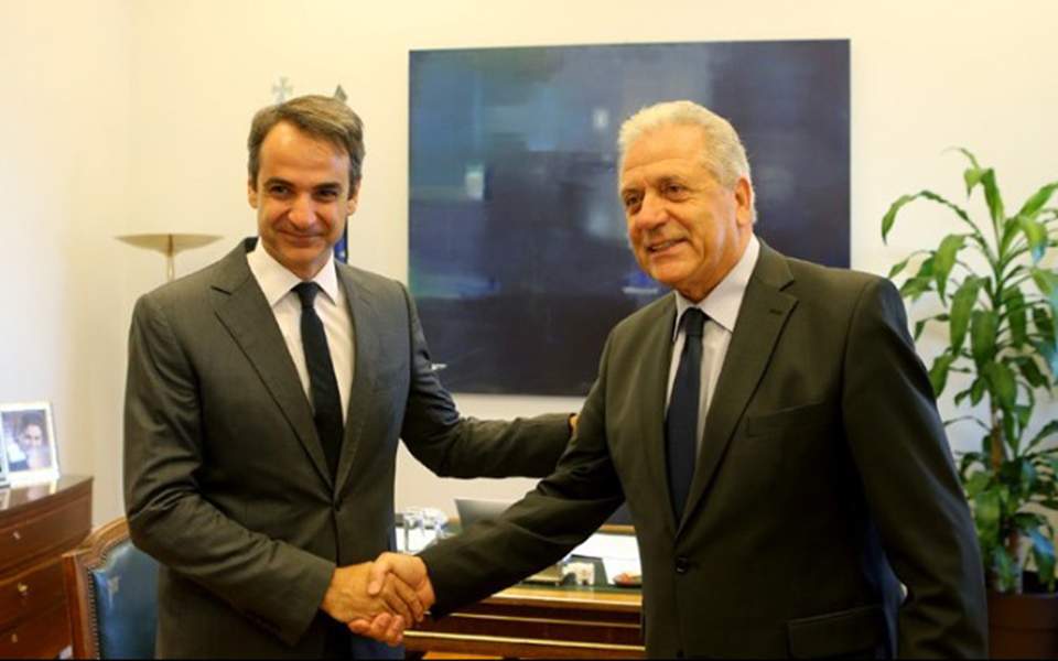 Mitsotakis to receive commissioner Avramopoulos for talks on migraton