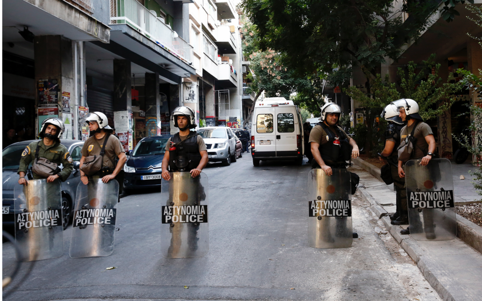 Riot police raid anarchist haunt in Exarchia