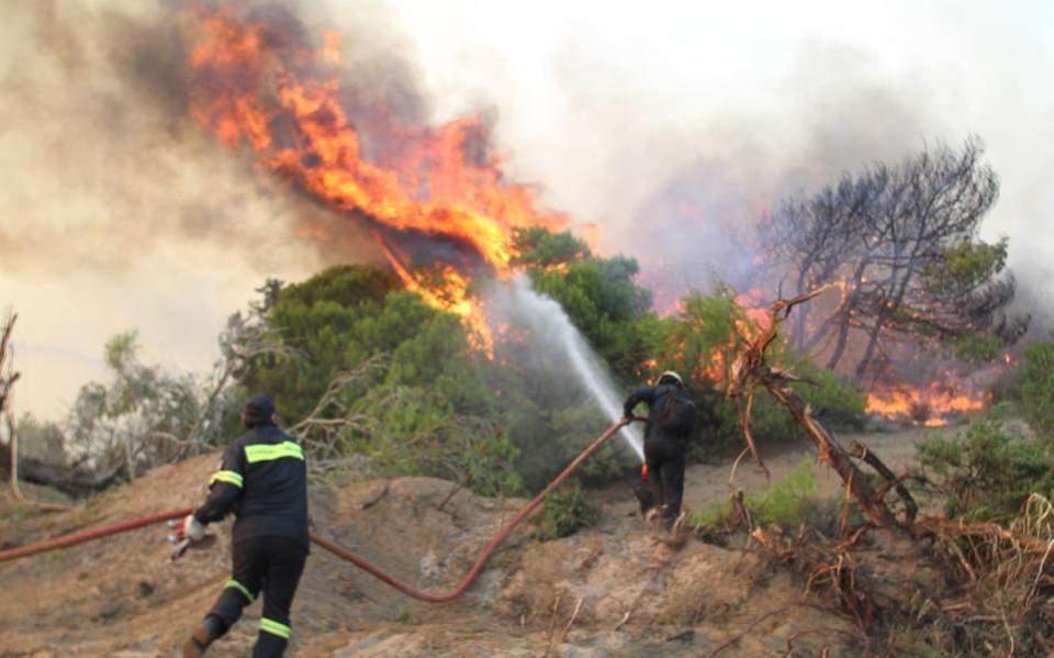 Fire breaks out on Salamina, village partly evacuated