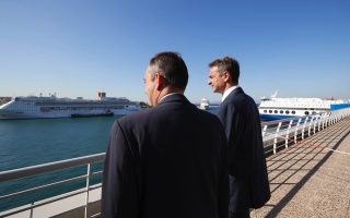 Greek PM wants shipowners to register their fleets locally