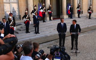Macron, Mitsotakis meet in Paris