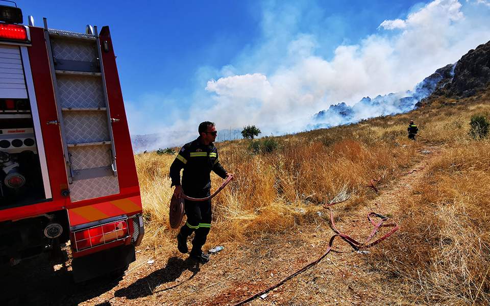 Firefighters douse blaze in Rethymno, Crete