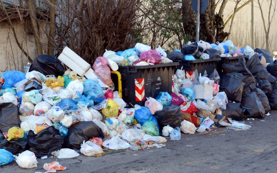 Aigio coastline threatened by mounting trash problem