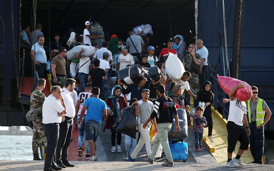 Authorities to move 700 migrants from Samos to mainland on Monday