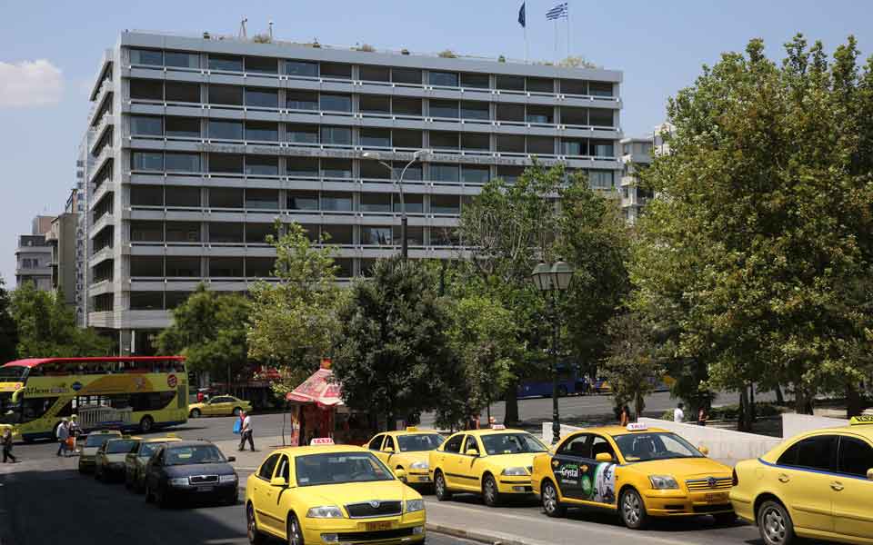 Finance Ministry aims to lure super-rich to Greek tax register