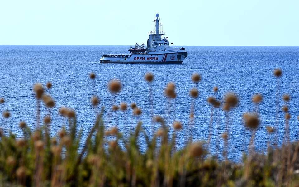 Lesvos protesters said to prevent Spanish charity ship from docking