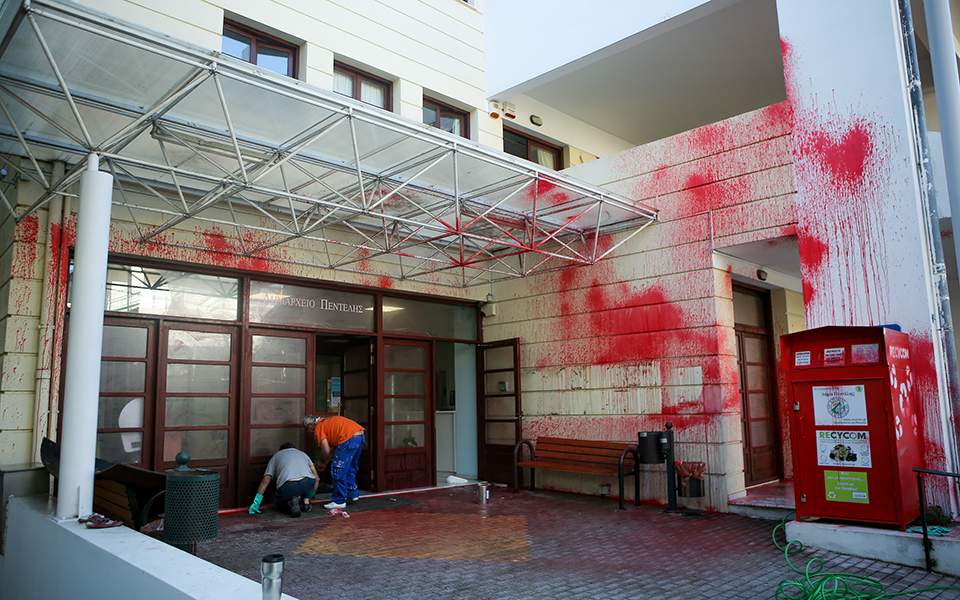 Pro-refugee protesters splash paint on Penteli town hall