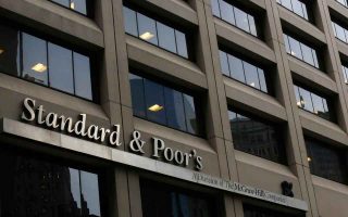 S&P upgrades Greece’s rating one notch to BB-