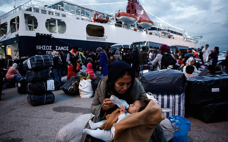 Another 1,000 refugees to be transferred to the mainland by Monday