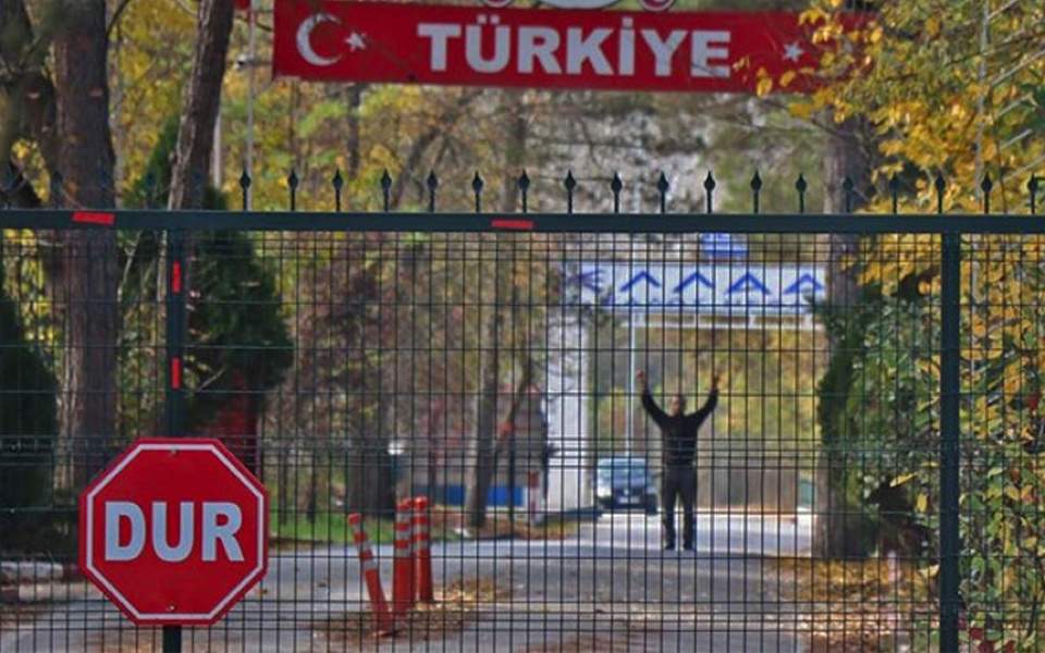 Turkey to deport IS suspect stuck at Greek border to US