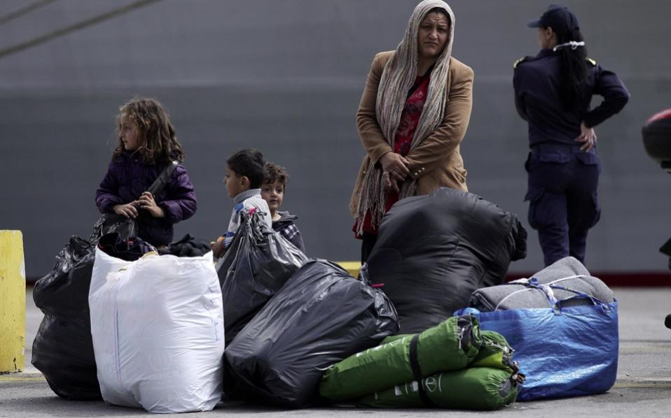70 more migrants arrive in Piraeus from islands