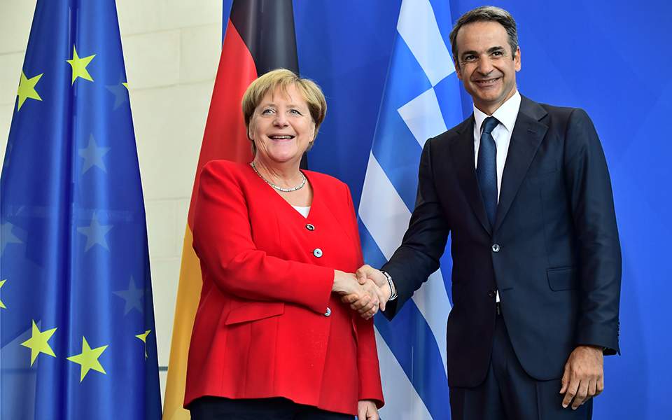 Mitsotakis, Merkel discuss burgeoning refugee crisis