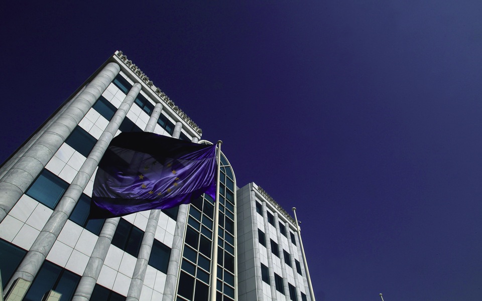 ATHEX: Greek stock index reduces distance from 900-pt mark