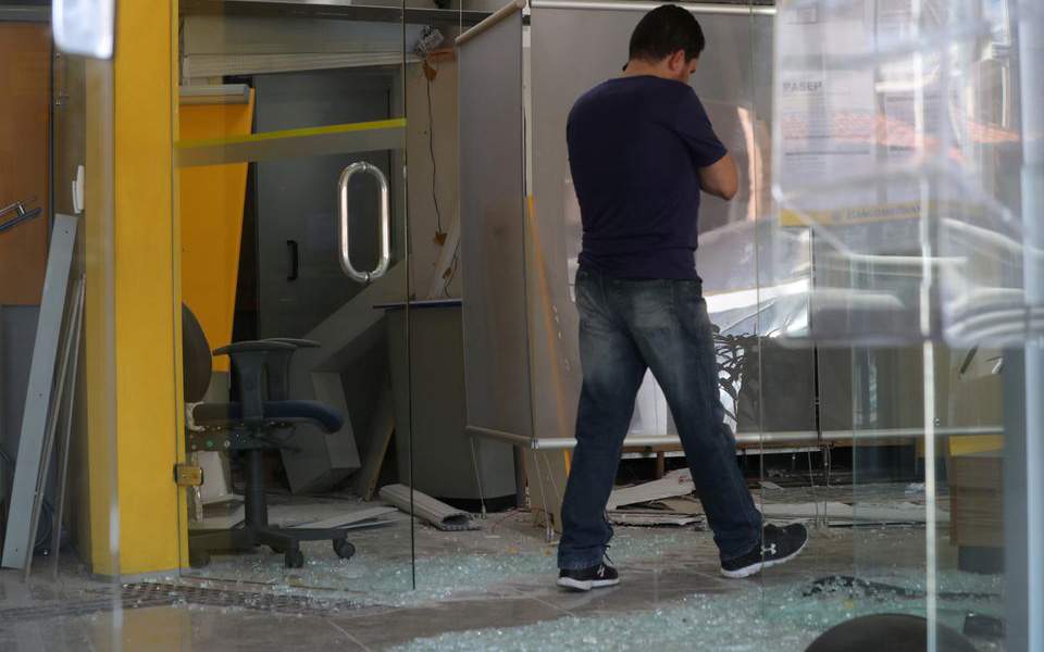 Police seek perpetrators of latest smash and grab in Athens suburb