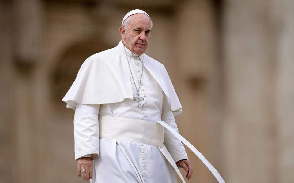 PM speaks with Pope Francis, invites him to Greece