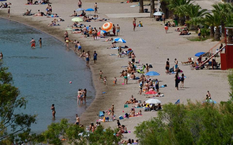 Youths detained in Thessaloniki after beach punch-up