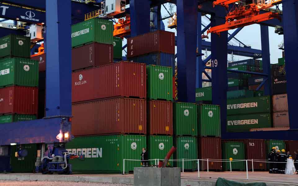 Piraeus becomes Med’s top container-handling port