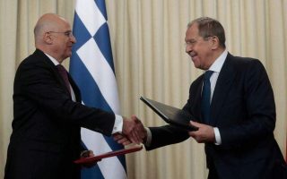 Greek FM speaks with Russian counterpart on pandemic, bilateral ties