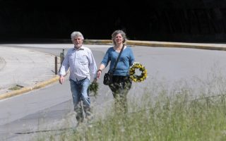 Athenians mark first day of May with spring wreaths