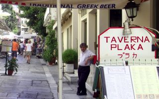 Most Greeks to turn backs on restaurants