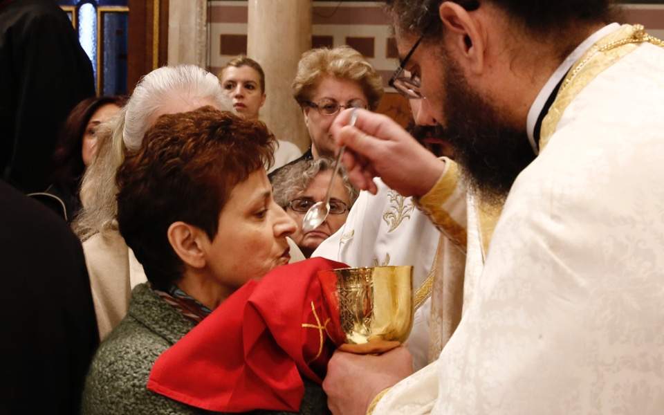 Ecumenical patriarchate recommends multiple spoons for communion