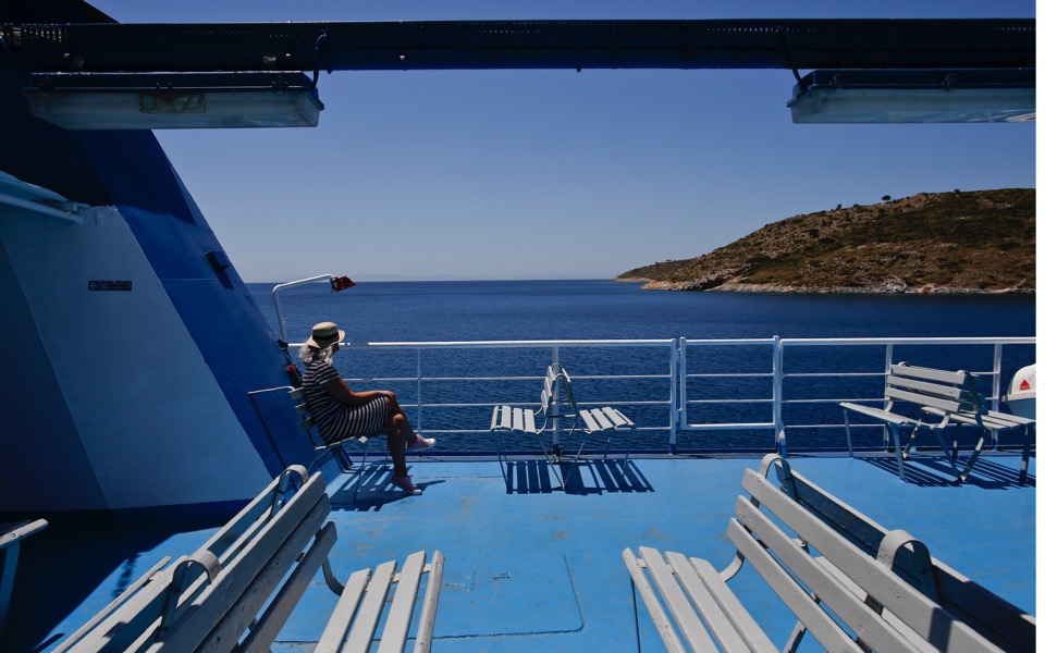 Greece welcomes foreign visitors, restarts summer tourism