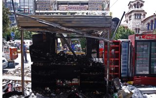Fire service investigates kiosk fire in southern Athens