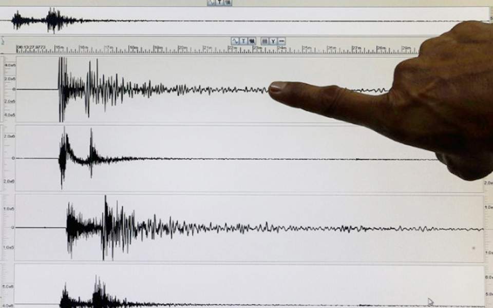Two moderate quakes in seas off Greek islands