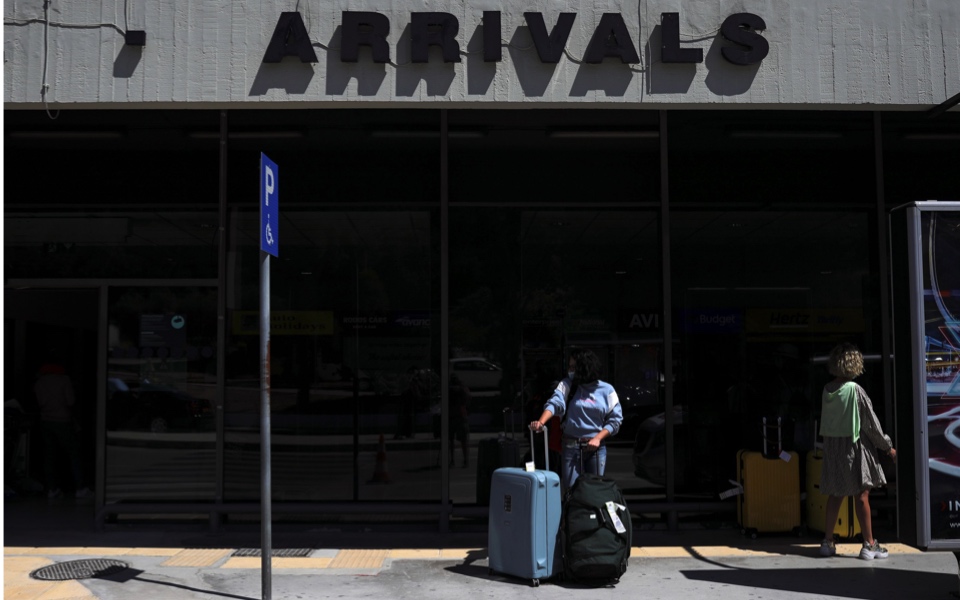 Greece reopens regional airports, says Covid-19 risk calculated