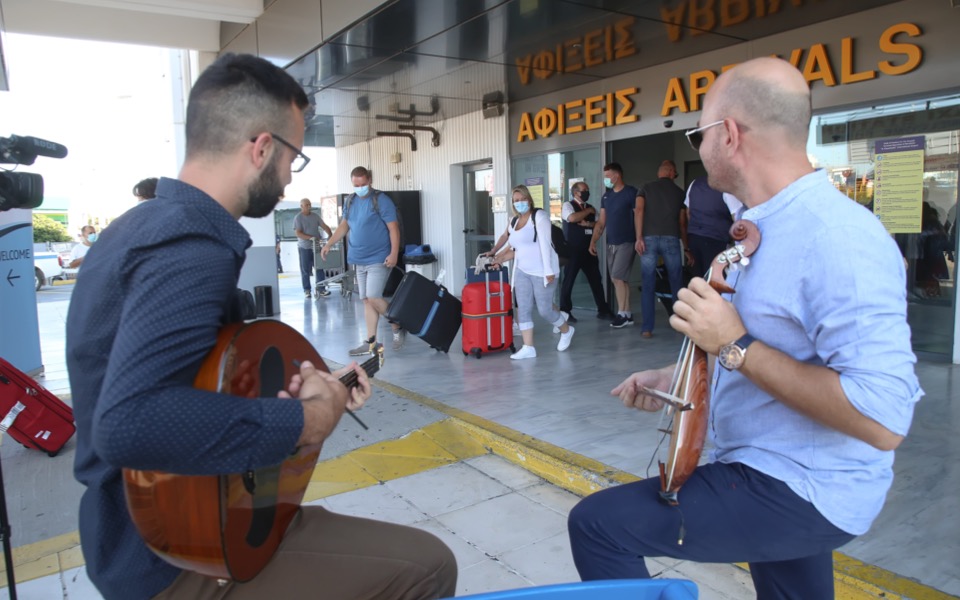 Cretan musicians welcome foreign visitors
