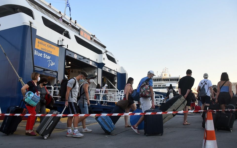 Passenger traffic starts picking up at Piraeus