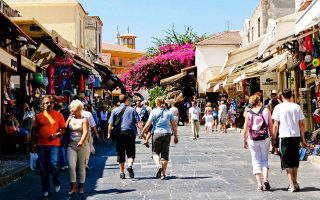 Greek current account shows gap in May, tourism revenues plunge