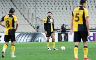 Ten-man AEK crumbles, PAOK suffers PSV comeback