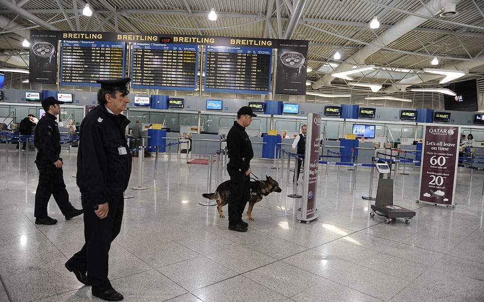 Woman nabbed at Athens Airport with 345 grams of cocaine