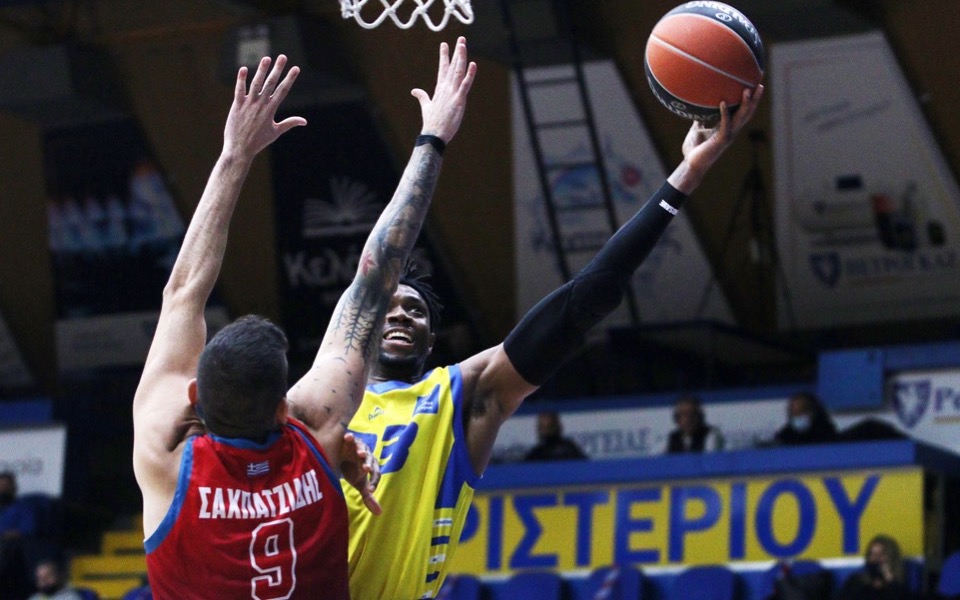Peristeri ends Messolonghi’s run to go top of Basket League