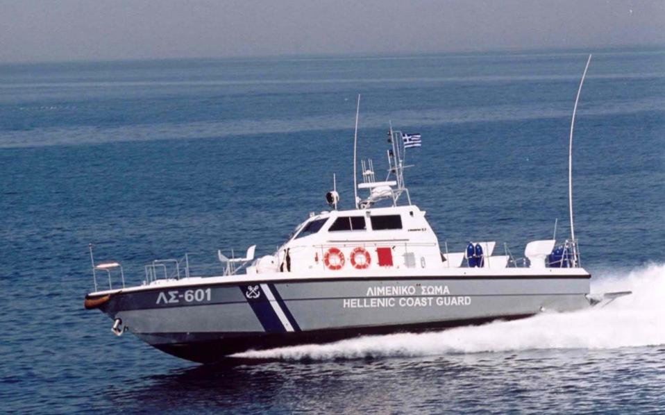 Migrant boat towed into Lefkada port