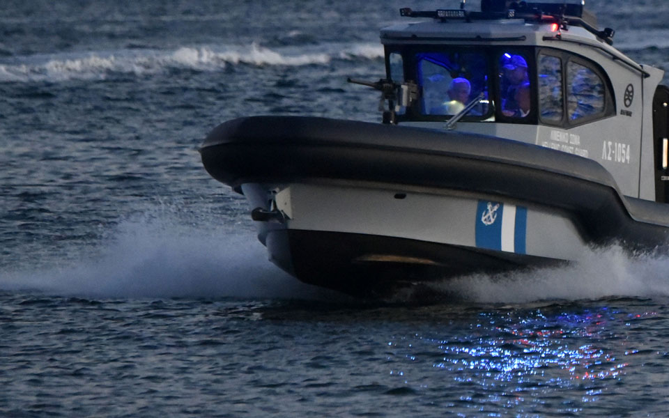 Greek authorities intercept boat carrying migrants to Italy