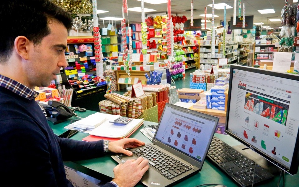 Greeks buying Christmas decorations online in record numbers